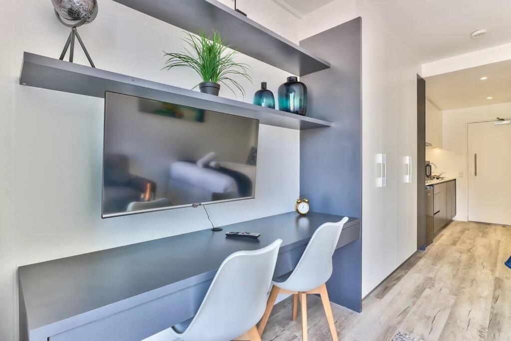 Contemporary Arty Balcony Mountain Views Apartment Cape Town