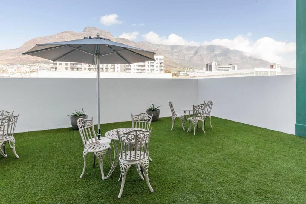 Apartment Contemporary Arty Balcony Mountain Views