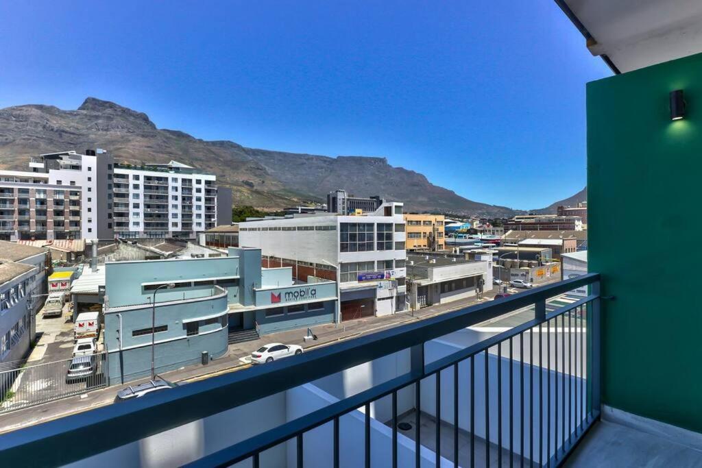 Contemporary Arty Balcony Mountain Views Apartment *