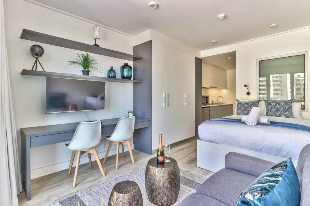 Contemporary Arty Balcony Mountain Views * Cape Town
