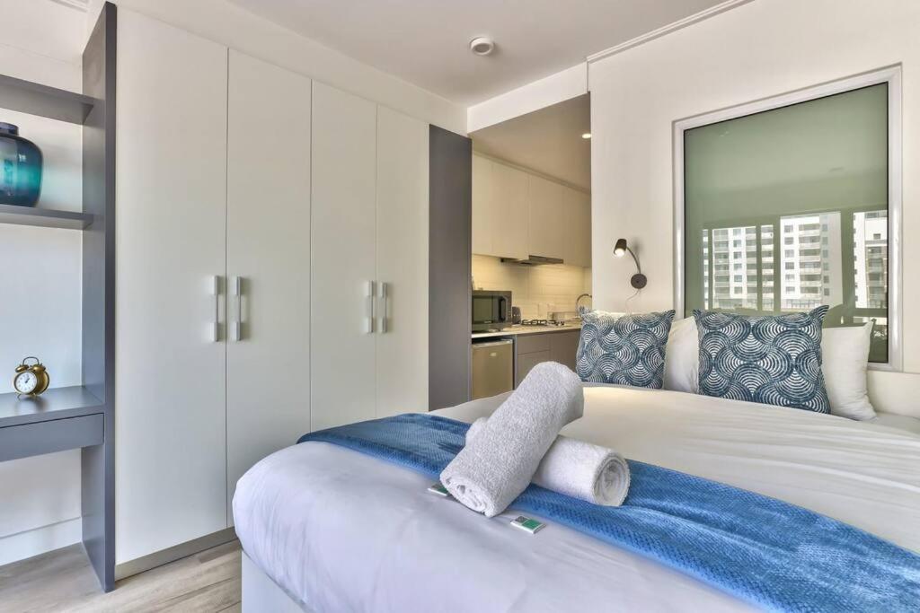 Contemporary Arty Balcony Mountain Views * Cape Town