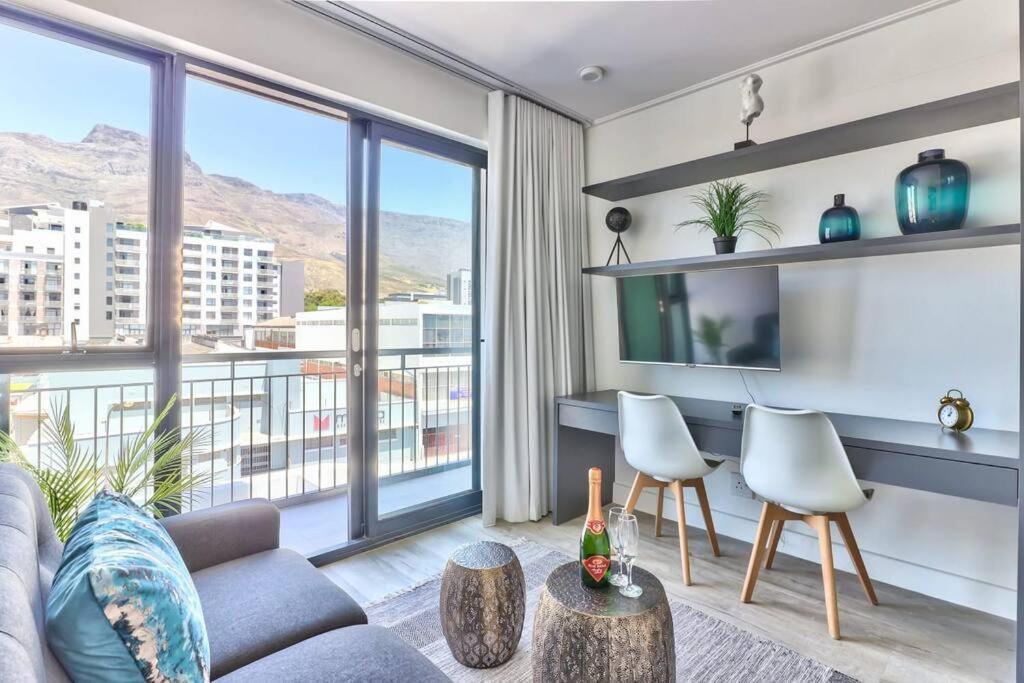 Apartment Contemporary Arty Balcony Mountain Views